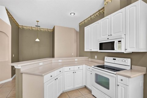 Townhouse in New Port Richey, Florida 3 bedrooms, 187.11 sq.m. № 2393960 - photo 21