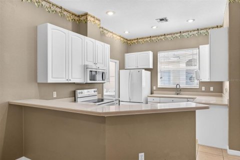 Townhouse in New Port Richey, Florida 3 bedrooms, 187.11 sq.m. № 2393960 - photo 15