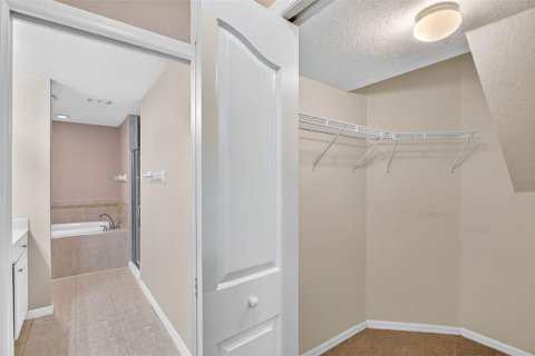 Townhouse in New Port Richey, Florida 3 bedrooms, 187.11 sq.m. № 2393960 - photo 30