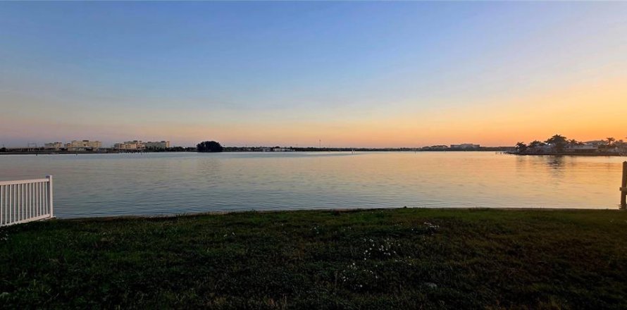 Land in Madeira Beach, Florida № 2111288