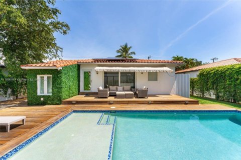 House in Miami, Florida 3 bedrooms, 146.04 sq.m. № 1952893 - photo 1
