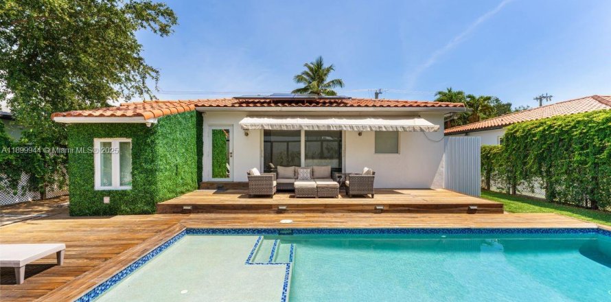 House in Miami, Florida 3 bedrooms, 146.04 sq.m. № 1952893