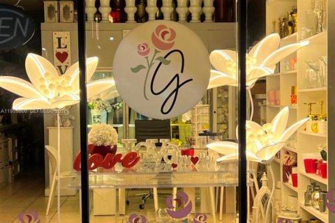 Commercial property in Miami, Florida № 2009845 - photo 2