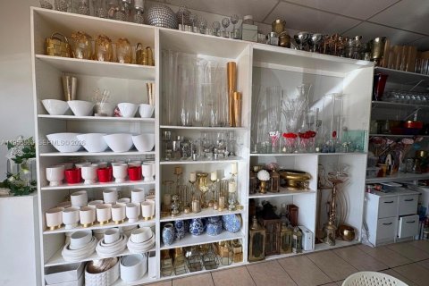 Commercial property in Miami, Florida № 2009845 - photo 4