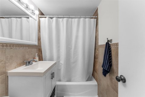 Condo in Miami, Florida, 2 bedrooms № 2185898 - photo 11