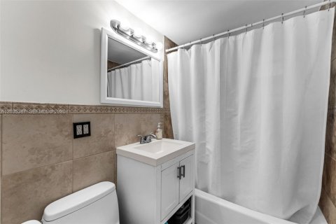 Condo in Miami, Florida, 2 bedrooms № 2185898 - photo 10