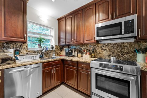 Condo in Miami, Florida, 2 bedrooms № 2185898 - photo 8