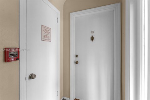 Condo in Miami, Florida, 2 bedrooms № 2185898 - photo 3