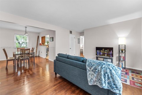 Condo in Miami, Florida, 2 bedrooms № 2185898 - photo 4