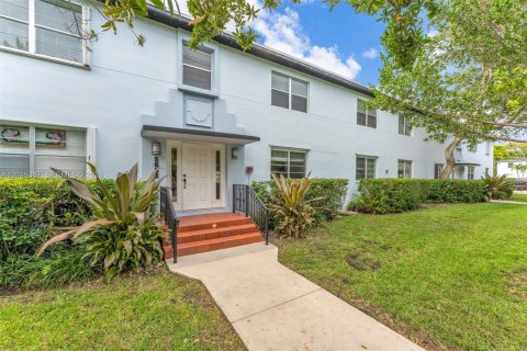 Condo in Miami, Florida, 2 bedrooms № 2185898 - photo 2