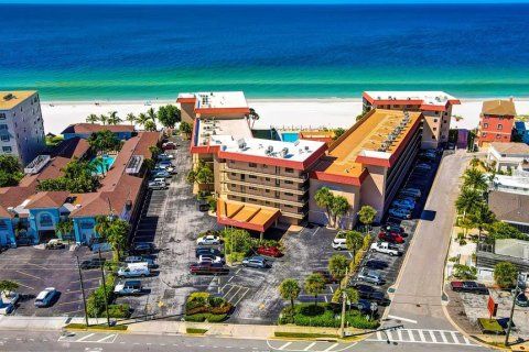 Copropriété à louer à Redington Shores, Floride: 2 chambres, 102.47 m2 № 251621 - photo 1