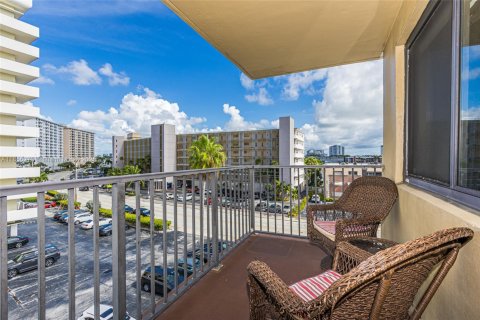 Copropriété à louer à Hallandale Beach, Floride: 1 chambre, 82.4 m2 № 1960684 - photo 18