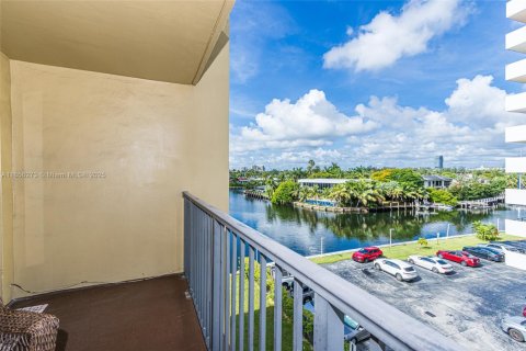 Copropriété à louer à Hallandale Beach, Floride: 1 chambre, 82.4 m2 № 1960684 - photo 19