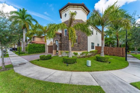 Villa ou maison à louer à Doral, Floride: 5 chambres, 386.38 m2 № 1932059 - photo 3