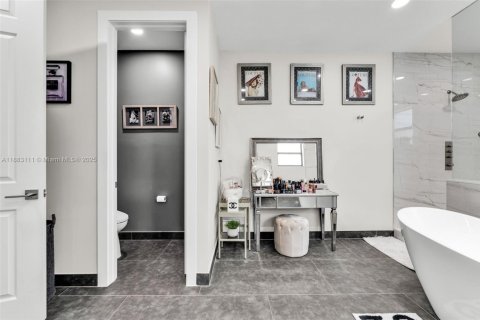 Villa ou maison à louer à Doral, Floride: 5 chambres, 386.38 m2 № 1932059 - photo 30