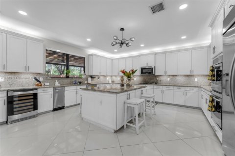 Villa ou maison à louer à Doral, Floride: 5 chambres, 386.38 m2 № 1932059 - photo 12