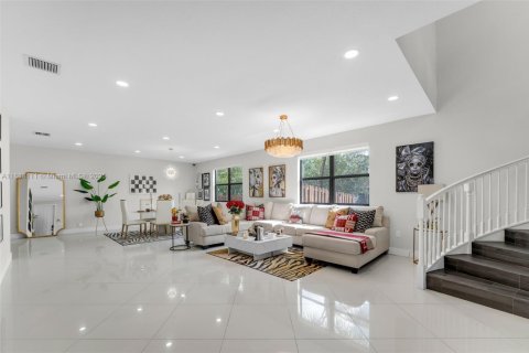 Villa ou maison à louer à Doral, Floride: 5 chambres, 386.38 m2 № 1932059 - photo 4