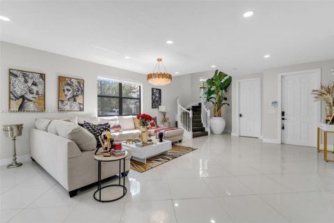 Villa ou maison à louer à Doral, Floride: 5 chambres, 386.38 m2 № 1932059 - photo 7