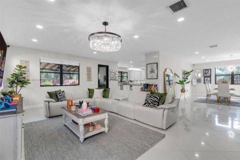 Villa ou maison à louer à Doral, Floride: 5 chambres, 386.38 m2 № 1932059 - photo 9