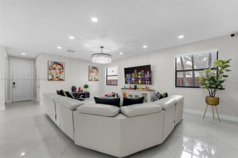 Villa ou maison à louer à Doral, Floride: 5 chambres, 386.38 m2 № 1932059 - photo 11