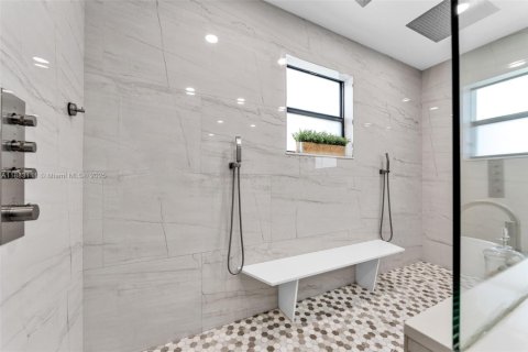 Villa ou maison à louer à Doral, Floride: 5 chambres, 386.38 m2 № 1932059 - photo 29