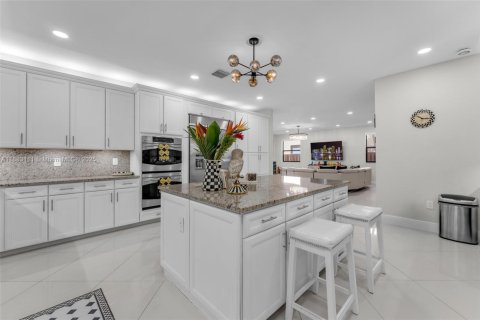 Villa ou maison à louer à Doral, Floride: 5 chambres, 386.38 m2 № 1932059 - photo 15