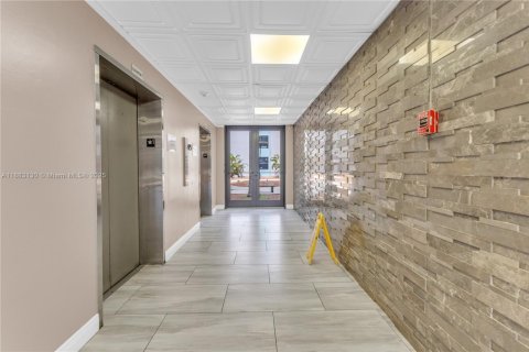 Condo in Miami, Florida, 2 bedrooms  № 1991237 - photo 19