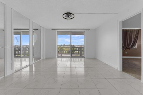 Condo in Miami, Florida, 2 bedrooms  № 1991237 - photo 11