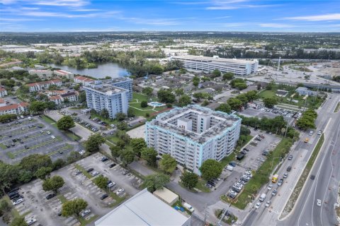 Condo in Miami, Florida, 2 bedrooms  № 1991237 - photo 26