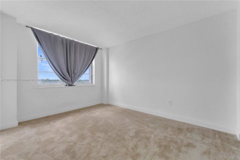 Condo in Miami, Florida, 2 bedrooms  № 1991237 - photo 10