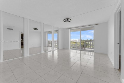 Condo in Miami, Florida, 2 bedrooms  № 1991237 - photo 13