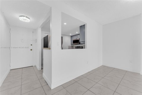 Condo in Miami, Florida, 2 bedrooms  № 1991237 - photo 4