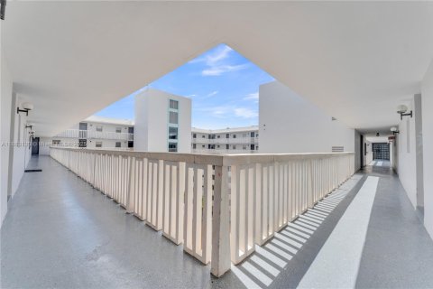 Condo in Miami, Florida, 2 bedrooms  № 1991237 - photo 16