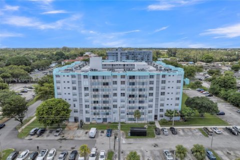 Condo in Miami, Florida, 2 bedrooms  № 1991237 - photo 3