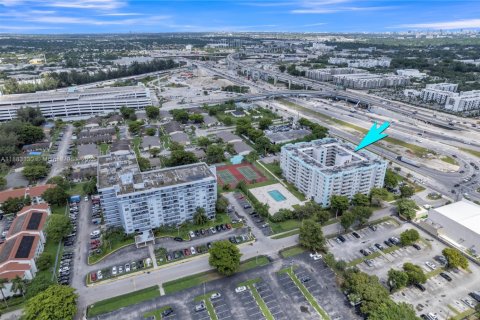 Condo in Miami, Florida, 2 bedrooms  № 1991237 - photo 25