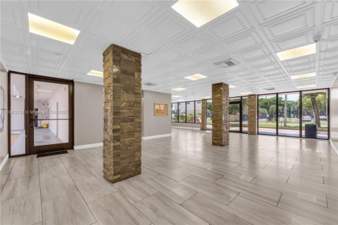 Condo in Miami, Florida, 2 bedrooms  № 1991237 - photo 17