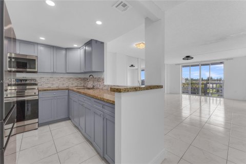 Condo in Miami, Florida, 2 bedrooms  № 1991237 - photo 6