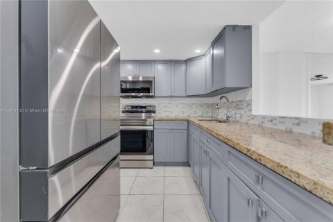 Condo in Miami, Florida, 2 bedrooms  № 1991237 - photo 5