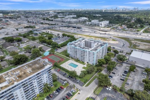 Condo in Miami, Florida, 2 bedrooms  № 1991237 - photo 24