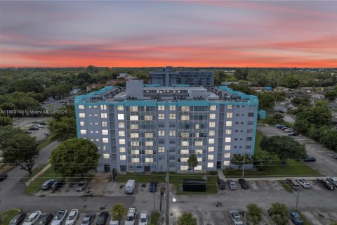 Condo in Miami, Florida, 2 bedrooms  № 1991237 - photo 1