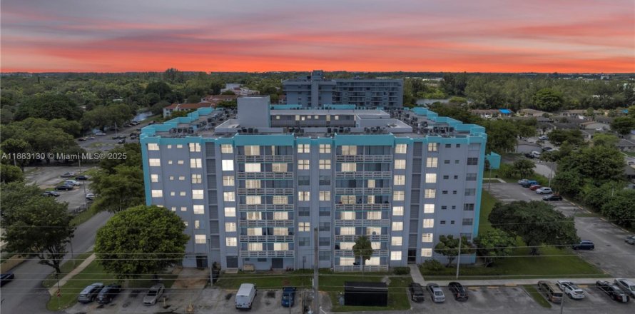 Condo in Miami, Florida, 2 bedrooms  № 1991237