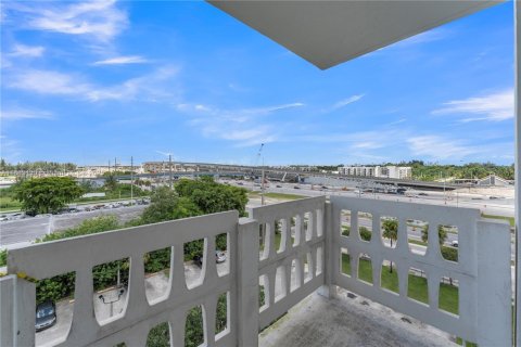 Condo in Miami, Florida, 2 bedrooms  № 1991237 - photo 20