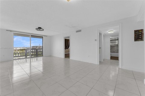 Condo in Miami, Florida, 2 bedrooms  № 1991237 - photo 14