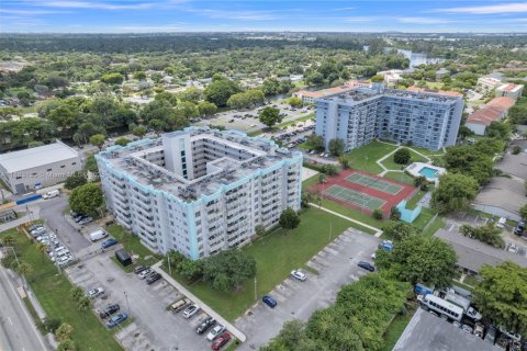 Condo in Miami, Florida, 2 bedrooms  № 1991237 - photo 2