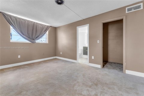 Condo in Miami, Florida, 2 bedrooms  № 1991237 - photo 7