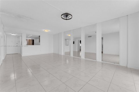 Condo in Miami, Florida, 2 bedrooms  № 1991237 - photo 15