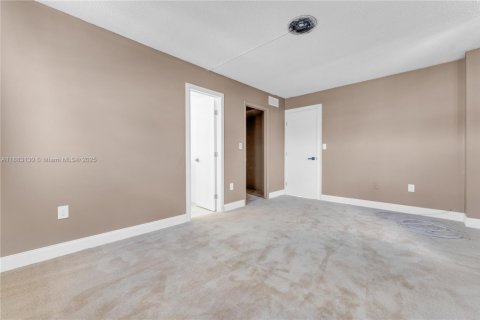 Condo in Miami, Florida, 2 bedrooms  № 1991237 - photo 8