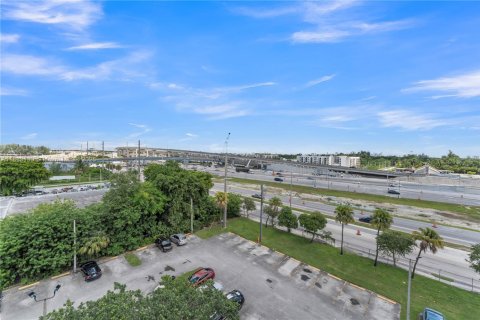 Condo in Miami, Florida, 2 bedrooms  № 1991237 - photo 22