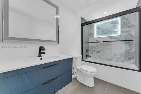 Condo in Miami, Florida, 2 bedrooms  № 1991237 - photo 12