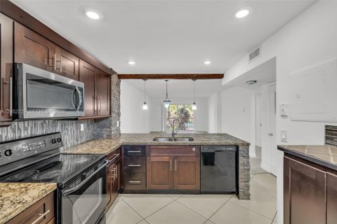 Condominio en Coral Springs, Florida, 2 dormitorios № 2185969
